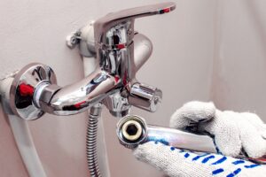 Einstein Pros certified plumbers fix shower faucet in Salem, Oregon